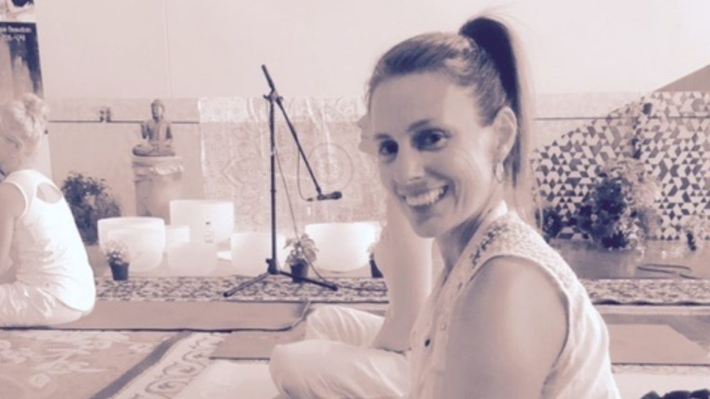 Phonoto de Annie Léger, souriante, dans un évênement de la boutique