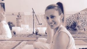 Phonoto de Annie Léger, souriante, dans un évênement de la boutique
