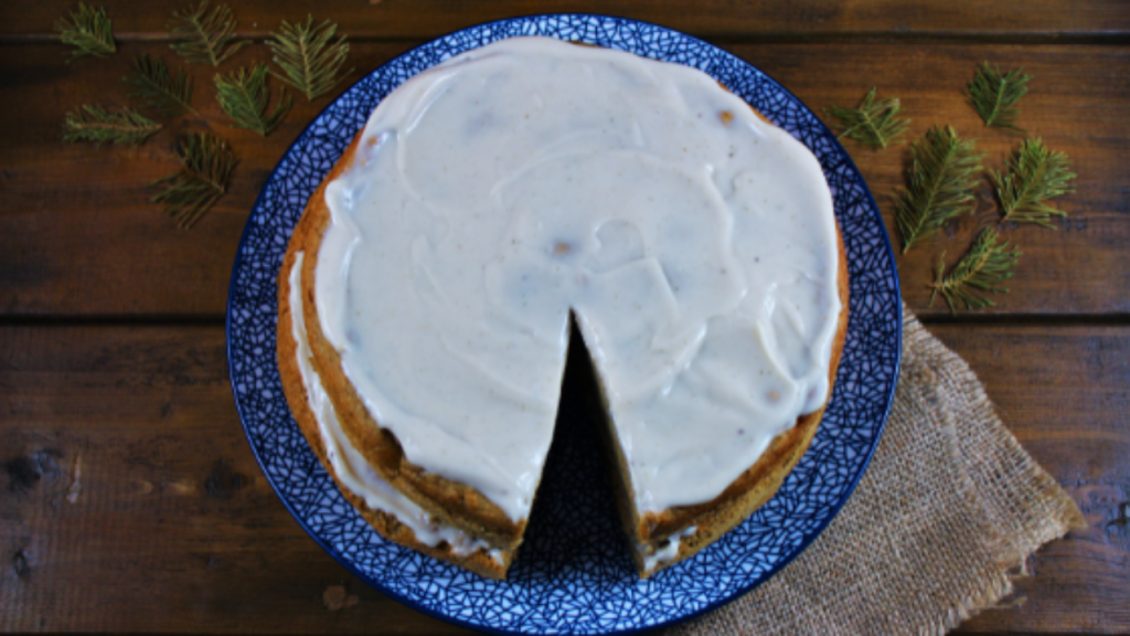 Image du Gâteau sapin-citron et son glaçage au yogourt de coco dans une assiette de service bleue