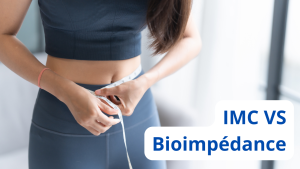Femme mince en tenue de sport bleue mesurant son tour de taille