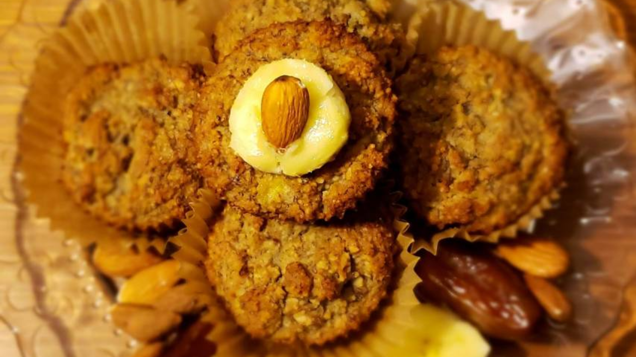Image de muffins à la farine d'amande avec tranche de banane et amande entière en décoration en gros plan