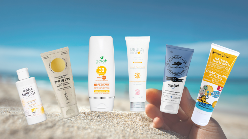 Image de crèmes solaires naturelles et une plage de sable en fond d'image