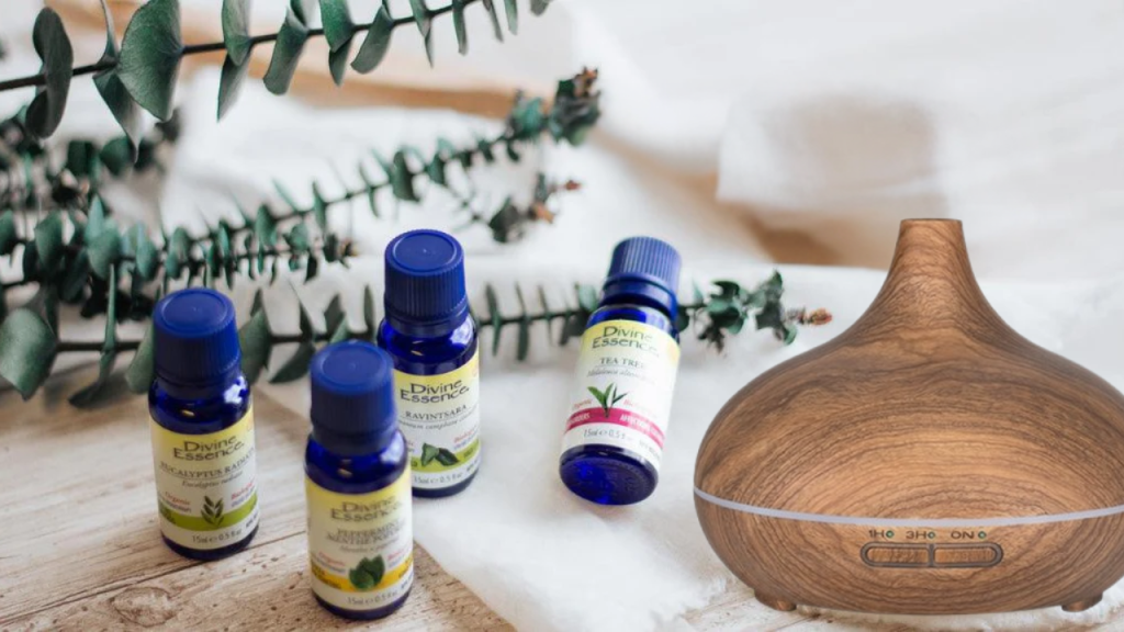 Bouteilles d'huiles essentielles déposées sur une table avec un diffuseur