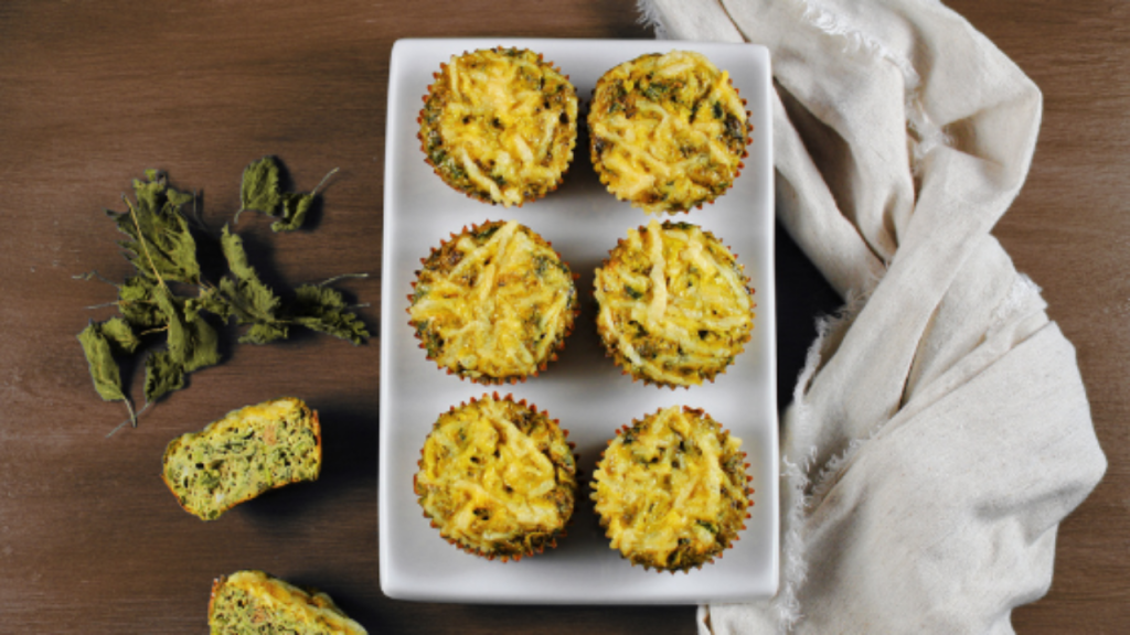 Photo de 6 muffins salés placés dans un plat de service blanc sur une table en bois
