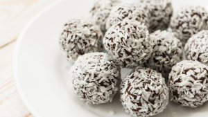 Des boules d'énergie disposées sur une assiette blanche