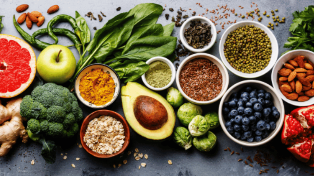Fruits et légumes frais, graines et amandes présentant les aliments sains