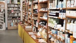 Photo de tablettes remplies de produits naturels corporels Québécois