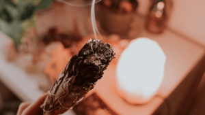 Gros plan sur de la sauge, émanant de la fumée