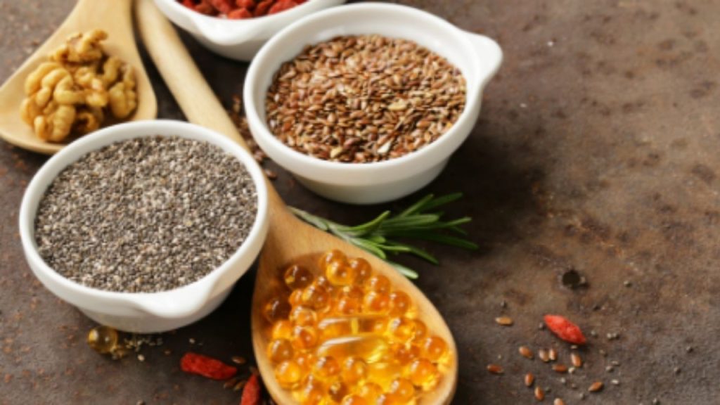 Aliments riches en oméga 3, graines de lin et de chia, noix et gélules d'oméga 3