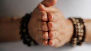 Gros plan sur des mains jointes en geste de gratitude