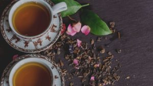 Tasse de boisson chaude et pétales de fleurs en décoration