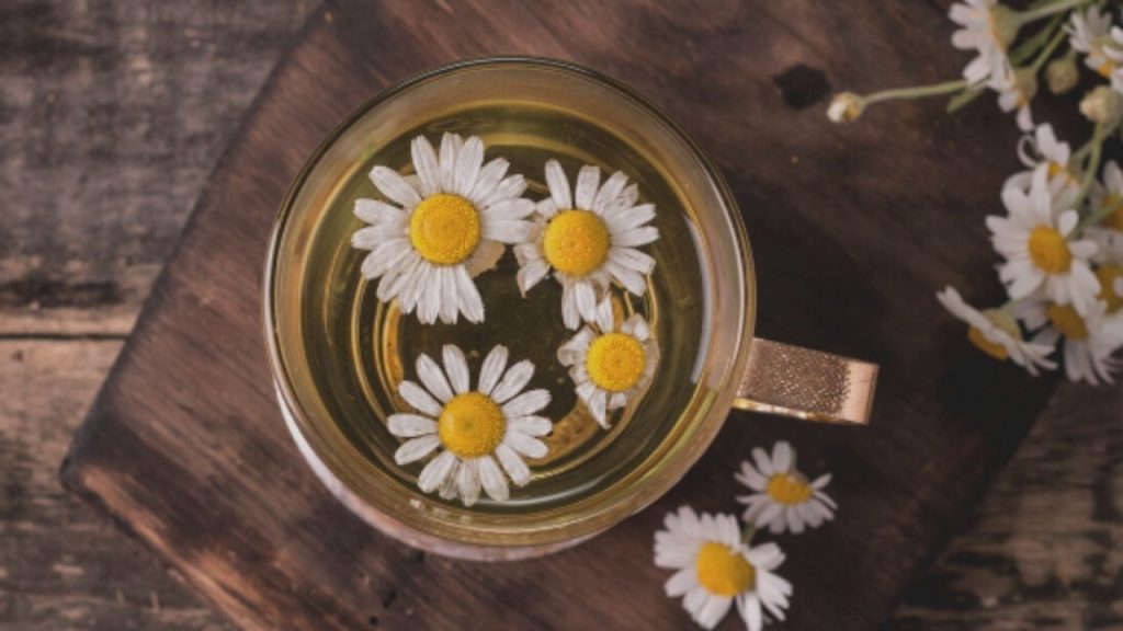 Tasse de tisane relaxante avec fleurs de camomille
