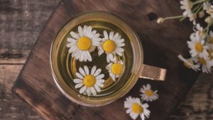 Tasse de tisane relaxante avec fleurs de camomille