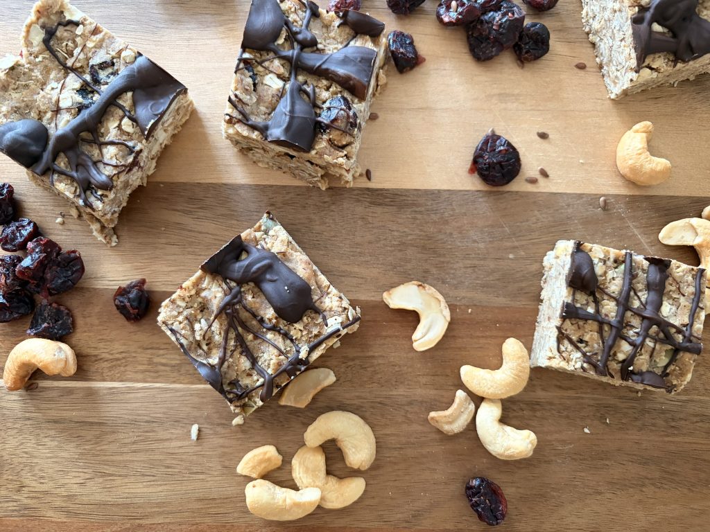 Image de recette de barres protéinées au beurre de noix et au chocolat et de barres protéinées sans cuisson